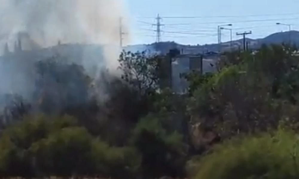 Φωτιά στους Αγίους Θεοδώρους - Διακόπηκαν τα δρομολόγια του Προαστιακού